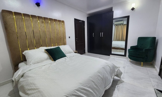 Mushin Casa | Cozy 2-bedroom bnb in beautiful Palmgrove Estate Ilupeju Lagos with AC & WiFi
