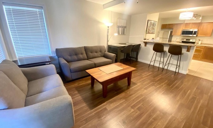 New Westminster Casa | Cozy 2 bedroom townhouse/parking on downtown New Westminster