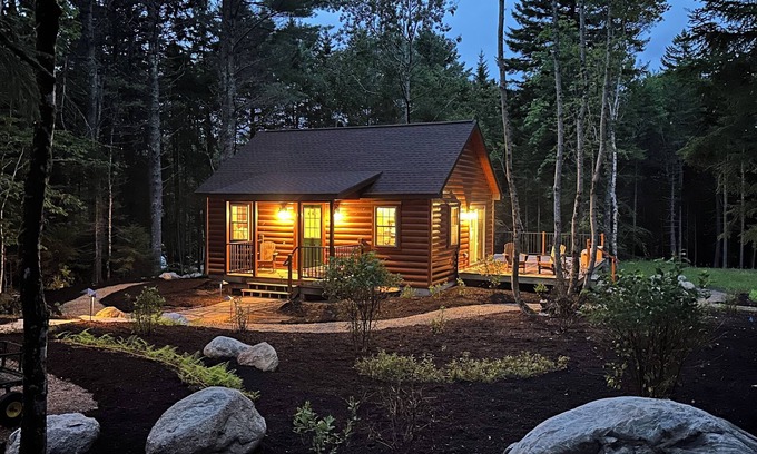 Mount Desert Cabina | Cozy 2-bedroom cabin in the heart of peaceful Somesville, Mount Desert Island.