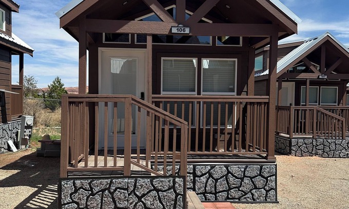 Moab South Valley Cabina | Cozy 2-bedroom cabin #106 in awesome Moab with AC, Wi-Fi