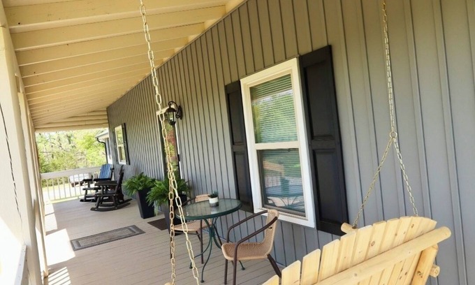 Inman Cabina | Cozy 2-bedroom cabin close to Interstates & Amenities-Boiling Springs, SC
