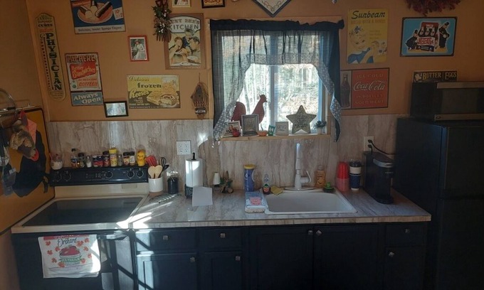 Greentown Cabina | Cozy 2-bedroom cabin with free parking.