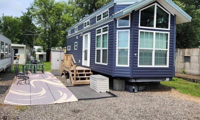 Larsen Alquiler De RV | Cozy 2-bedroom campground in charming Larsen with AC