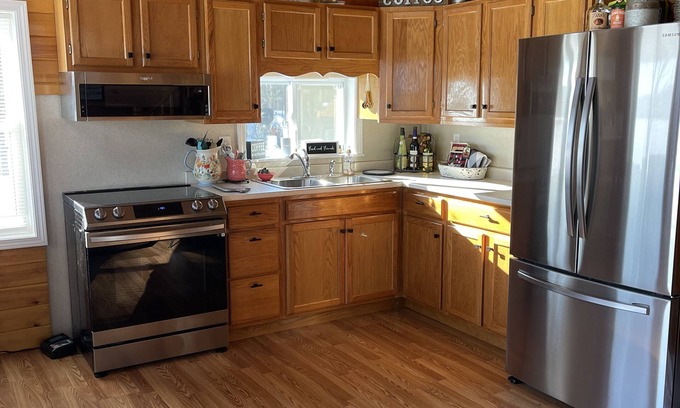 Portage Lake Chalet De Esquí | Cozy 2-bedroom chalet in welcoming Portage Lake with WiFi, AC