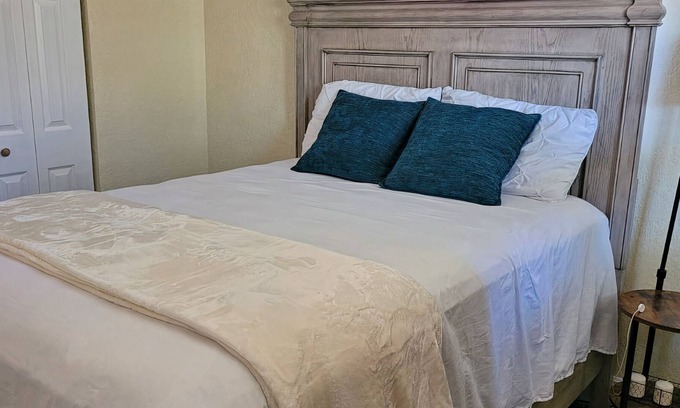 Garden Isles Apartamento | Cozy 2 bedroom close to beach and highway