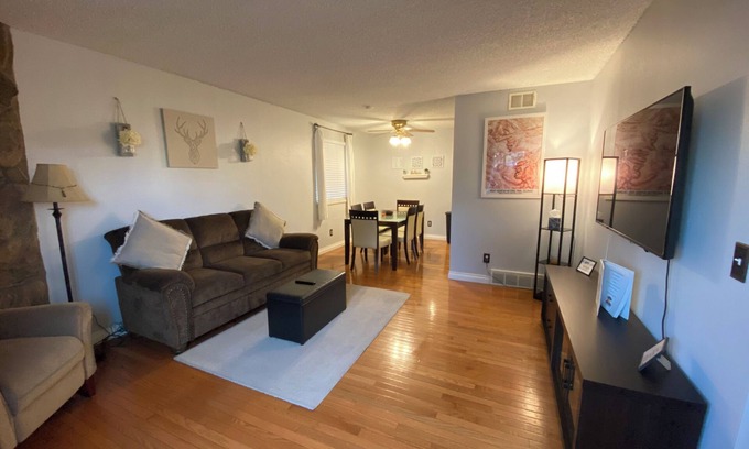 North Central Westminster Condominio | Cozy 2-bedroom condo close to both Denver and the Mountains