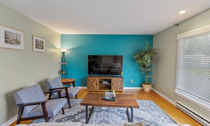 McKownville Condominio | Cozy 2-bedroom condo in serene Albany near Hospital, University, downtown Albany
