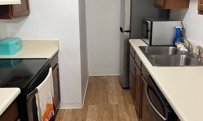 East Old Golden Rd Condominio | Cozy 2-bedroom condo in lovely Golden with AC, WiFi, Patio