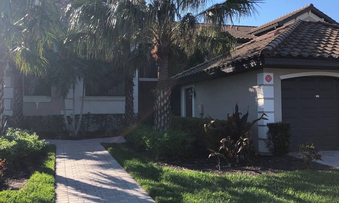 Lakewood Ranch Condominio | Cozy 2-bedroom condo in Lakewood National with golf privileges and amenities.