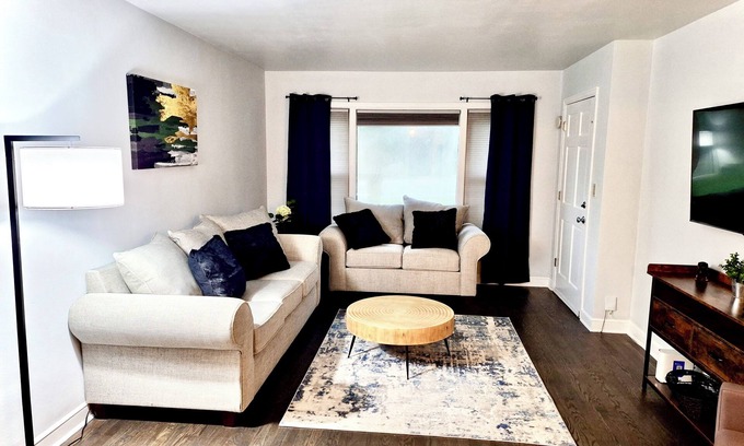 Elm Grove Condominio | Cozy 2-bedroom condo in pleasant Elm Grove with AC, WiFi