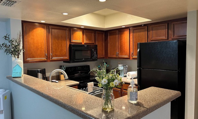 Glendale Condominio | Cozy 2-bedroom condo with AC, fitness room, WiFi in enjoyable Glendale