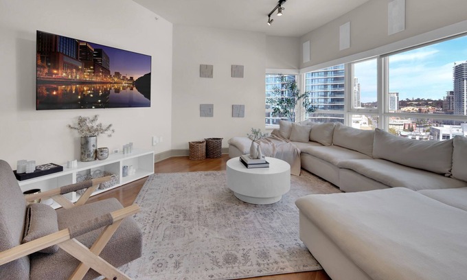East Village Condominio | Cozy 2-bedroom condo with WiFi, fitness room in awesome San Diego