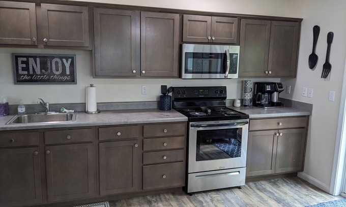 Albany Apartamento | Cozy 2-bedroom corporate apartment minutes from Lake Cumberland Kentucky.