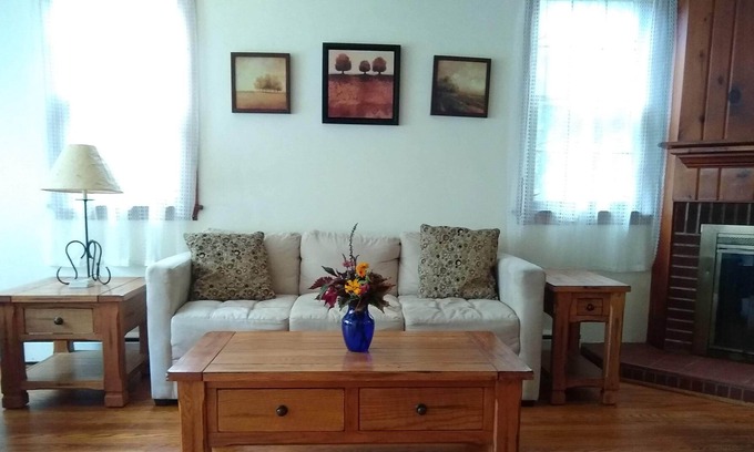 Bellefonte Cabaña | Cozy 2 bedroom cottage located in quaint downtown Bellefonte.
