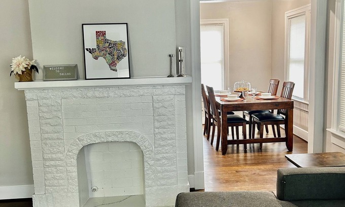 Kessler Casa | Cozy 2-bedroom duplex in quiet Kessler Park Bishop Arts with WiFi, AC