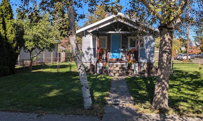 University Park Casa | Cozy 2-bedroom house across from city park - 5 blocks to U of P with WiFi.