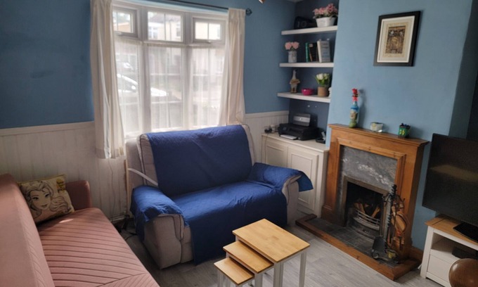 Chessington North and Hook Casa | Cozy 2 bedroom house