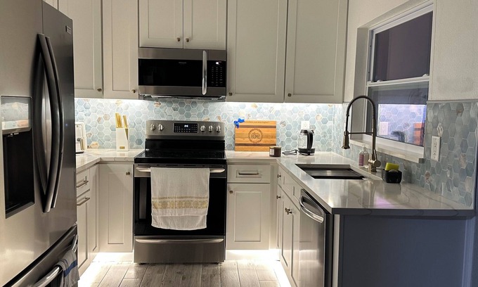 Lake Magdalene Casa | Cozy 2-bedroom house in pleasant Tampa with WiFi, AC