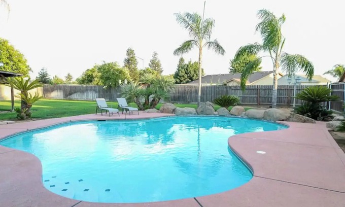 Dinuba Casa | Cozy 2-bedroom house in charming Dinuba with AC, WiFi, a pool and a fitness room