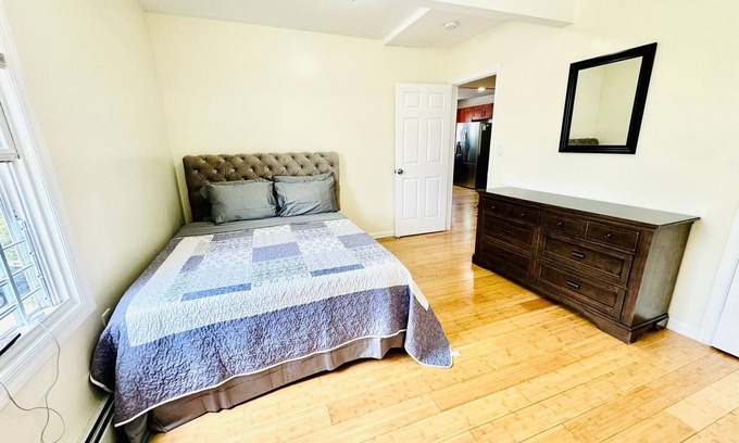 Jamaica Hills Apartamento | Cozy 2-bedroom in peaceful Queens with AC