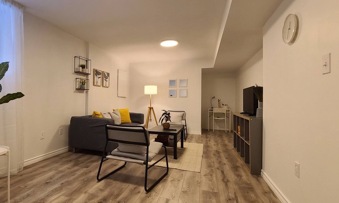 Barrie Casa | Cozy 2-bedroom lower unit!