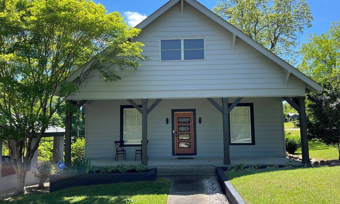 Great Falls Casa | Cozy 2-bedroom Mid Century Modern house in Great Falls
