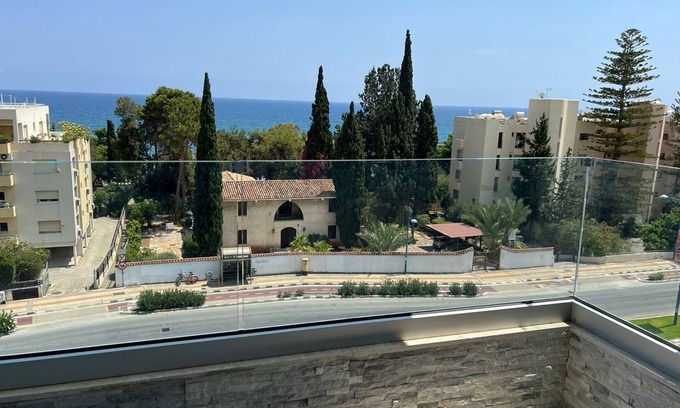 Potamos tis Germasogeias Apartamento | Cozy 2-bedroom newly renovated sea view apt.opposite beautiful sandy beach