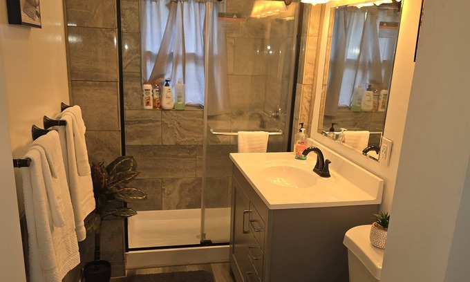 Lorain Condominio | Cozy 2-bedroom newly renovated with balcony and updated kitchen and bath.