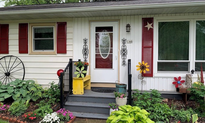 Berlin Casa | Cozy 2 bedroom, non smoking home 20 minutes from EAA! Pet friendly.