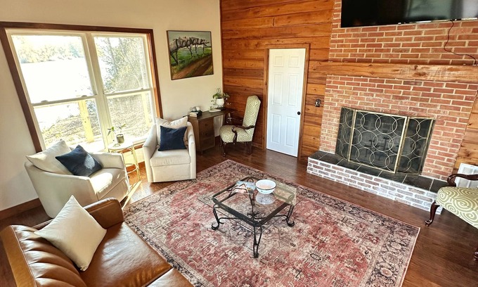 Columbus Cabina | Cozy 2-Bedroom River Front Cabin in Columbus, MS