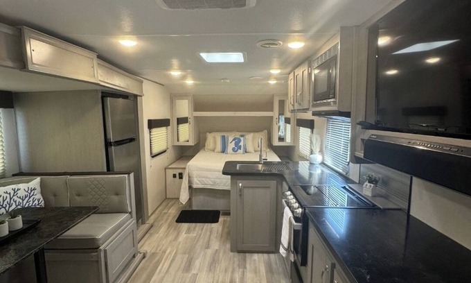 Galliano Casa | Cozy 2-bedroom RV in brilliant Galliano with AC