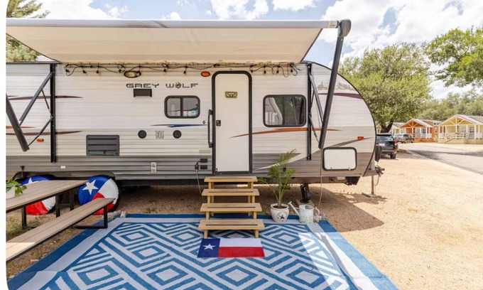 Hudson Bend Casa | Cozy 2-bedroom RV in fantastic Austin with fitness room, AC