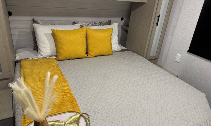 Las Vegas Casa | Cozy 2-bedroom RV in fabulous Las Vegas Close to downtown with WiFi and A/C