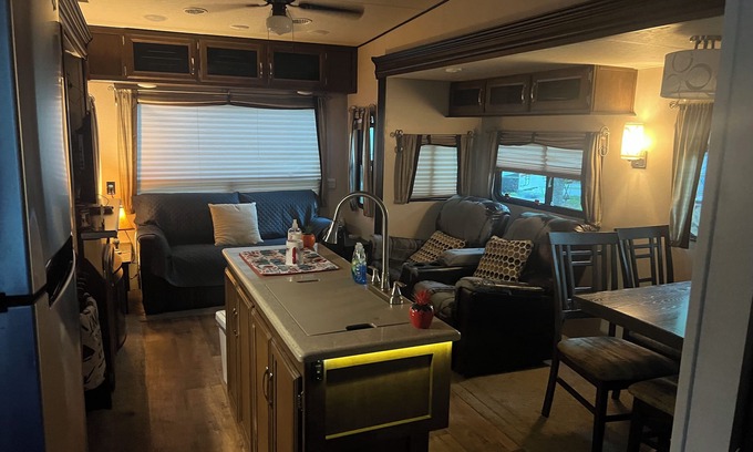 Winchester Casa | Cozy 2-bedroom RV in awesome Winchester with WiFi, AC
