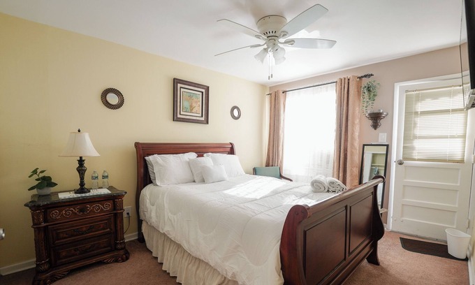 Canarsie Apartamento | Cozy 2-bedroom split level with WiFi, AC & close to everything-Brooklyn