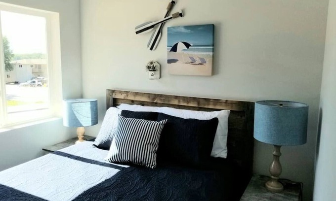 Arnolds Park Apartamento | Cozy 2-bedroom suite with full kitchen, living room (couch, 2 chairs), dining table (2 stools), smart TV with cable. Perfect for short or long stays.
