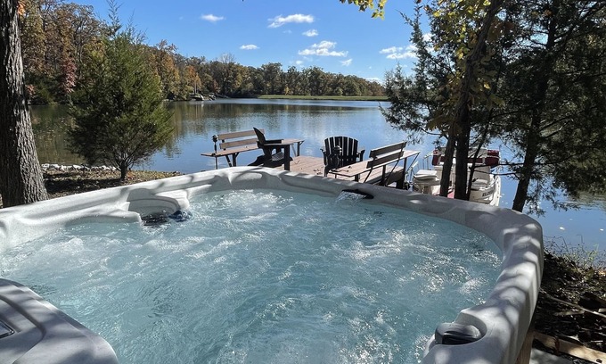 Innsbrook Chalet De Esquí | Cozy 2 bedroom waterfront chalet with private beach, hot tub at Innsbrook Resort