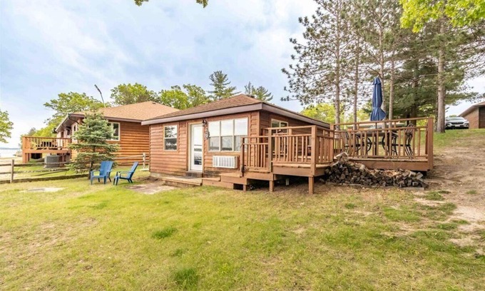 New Lisbon Cabaña | Cozy 2-Bedroom Waterfront Cottage on Castle Rock Lake – Right Next to Shipwreck Bar & Grill