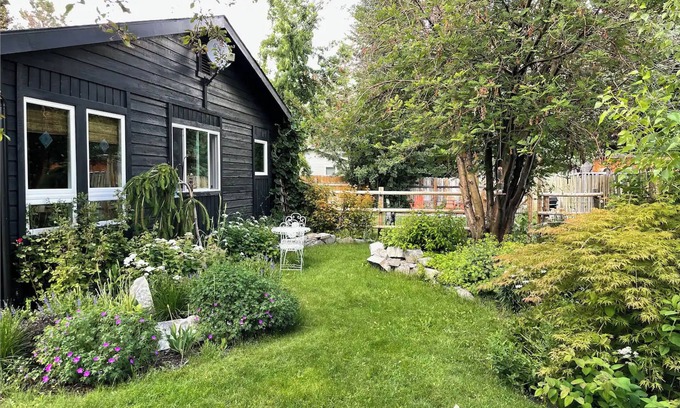 Hailey Casa | Cozy 2 br/2ba bungalow with beautiful garden close to Sun Valley!
