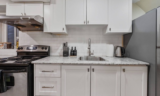 The Peanut Apartamento | Cozy 2 BR Bsmt Apt | Free Parking, Mins to Senaca