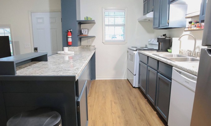 Hattiesburg Apartamento | Cozy 2 BR Bungalow - Near dining- college + patio