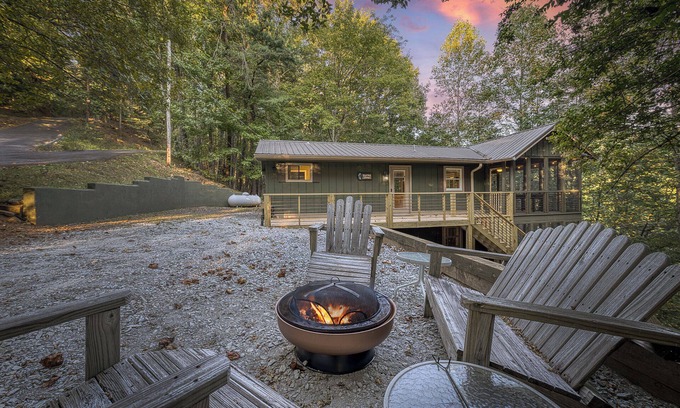Walnut Mountain Cabina | Cozy 2 BR + Fire Pit + Foosball and Pet Friendly