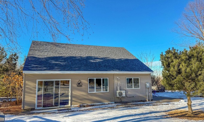 Wabasha Cabina | Cozy 2 story cabin with 1 bedroom on the bluffs above Wabasha