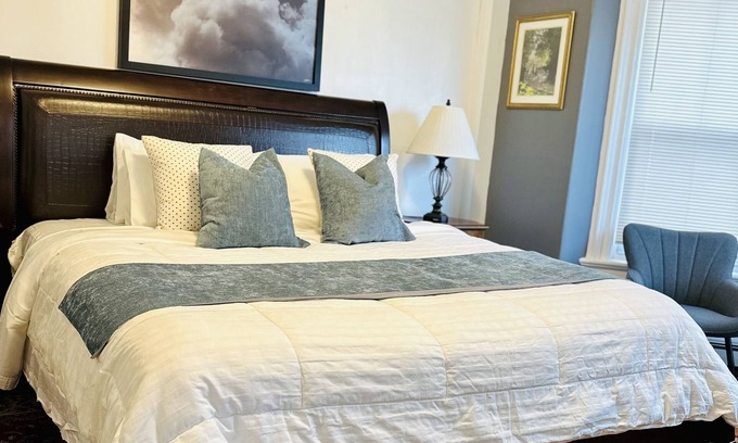 Wayland Apartamento | Cozy 2B1B Apt,Private Kitchen, Walk to everything,Near BROWN &RISD. Pet Friendly