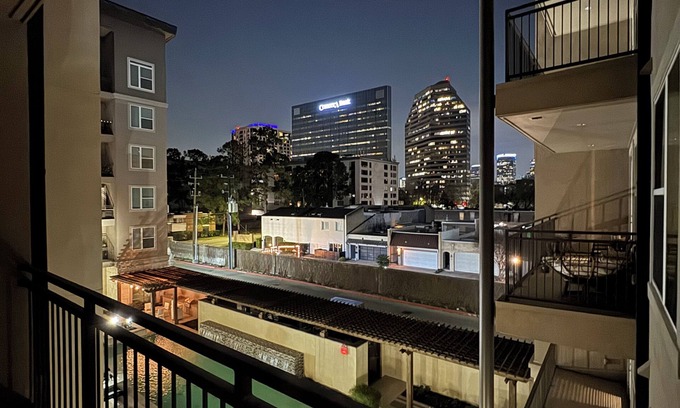 Uptown Apartamento | Cozy 2B2B Pool/Skyline View Near Galleria Mall
