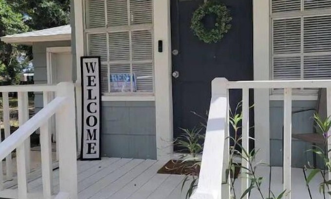 Pensacola Cabaña | Cozy 2Bd/1Ba Cottage Minutes to Downtown and NAS!
