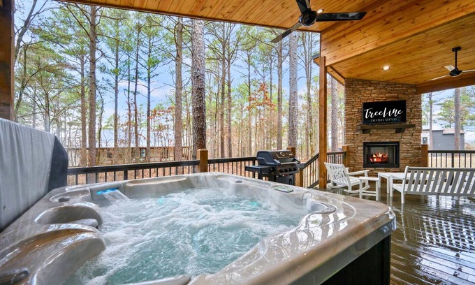 Pickens Cabina | Cozy 2BD Cabin | Hot Tub | Fire Pit | Arcade Table