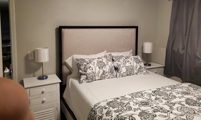 Russian Jack Park Apartamento | Cozy 2bdrm, close to major hospitals, centrally located