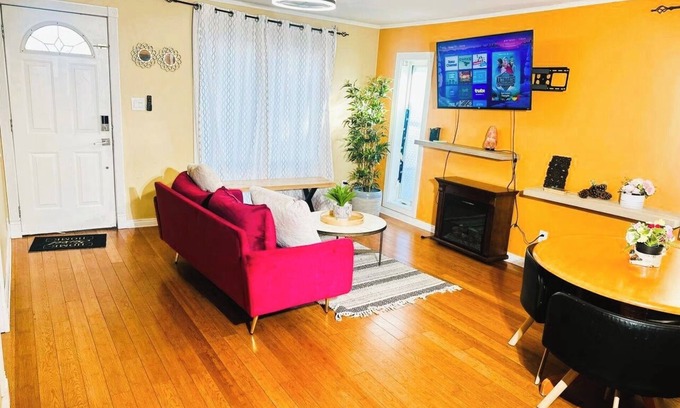 North Central Edmonton Casa | Cozy 2BER Home Near Commonwealth Stadium