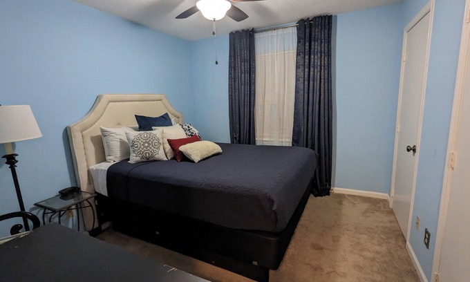 Greensboro Condominio | Cozy 2BR/1BA Condo with Modern Furnishings, High-Speed Wi-Fi, In-Unit Laundry